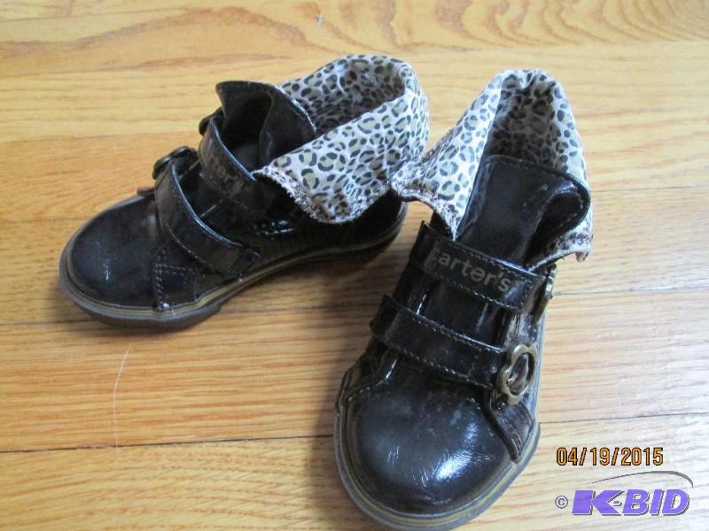 lot 78 image: Pair of Carters size 6 baby shoes, new...