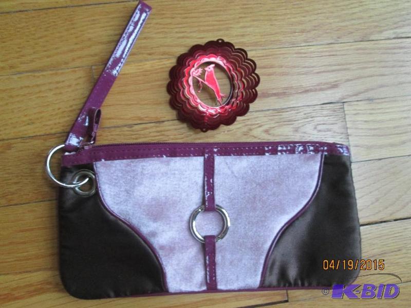 lot 98 image: Small purse with a Miniature wind spinner fea...