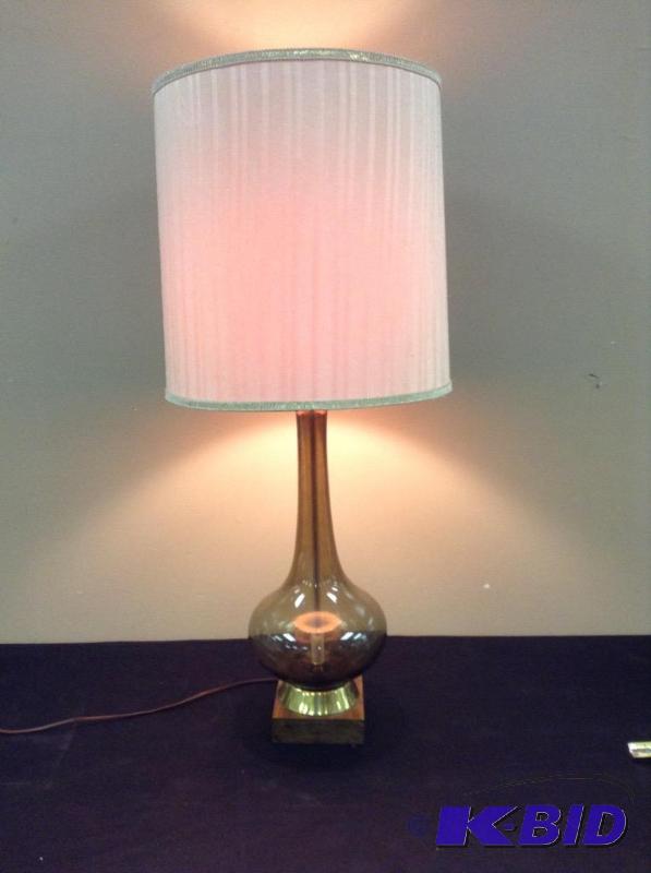lot 16 image: Vintage Glass Lamp
