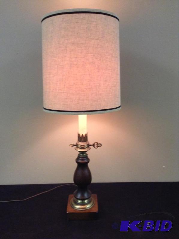 lot 21 image: Vintage Table Lamp