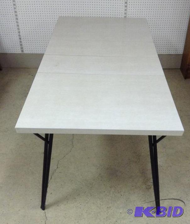 lot 24 image: Vintage Daystrom Furniture Table & Leaves