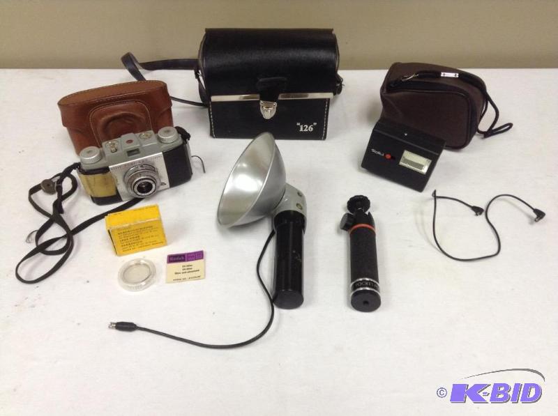 lot 46 image: Vintage Kodak Pony Camera & Equipment