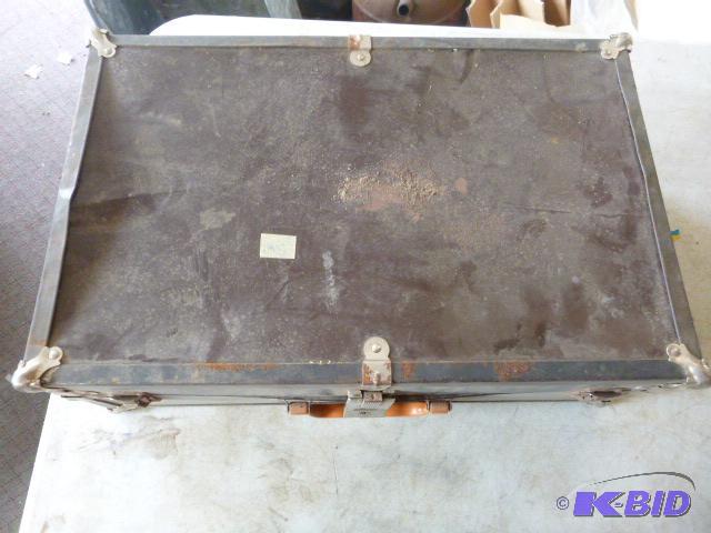 lot 100 image: Vintage Metal Suit Case...