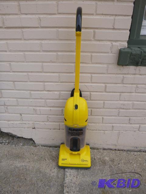 lot 104 image: Eureka The Boss SuperLite Bagless&nbspUprigh...
