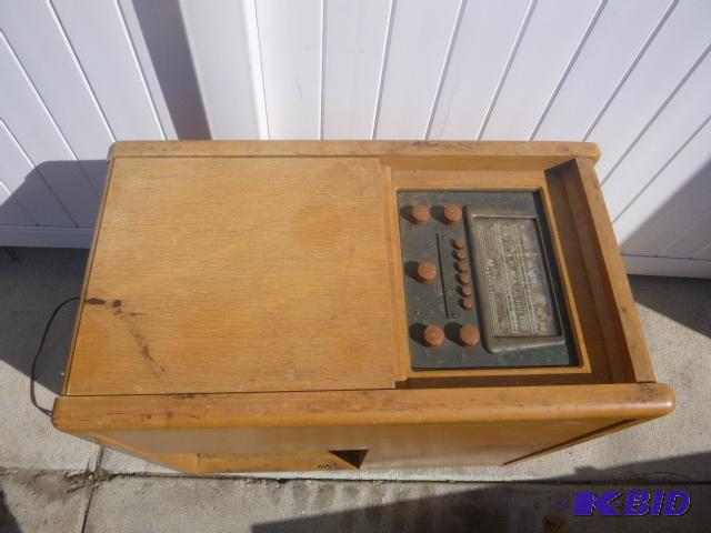 lot 161 image: Vintage Magnavox Record Player Radio KCMC In...