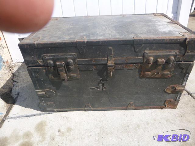 lot 164 image: Vintage Trunk 16 12" X 29" X 19 1...