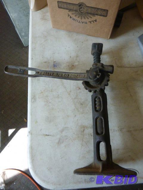 lot 17 image: Vintage W.E. Pratt Screw Jack...