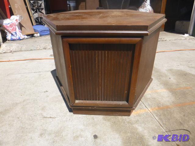 lot 172 image: End Table...