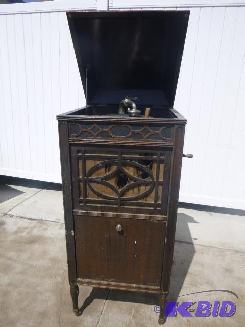 lot 175 image: Antique Edison Phonograph Model C-150....
