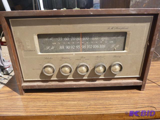lot 182 image: Vintage Motorola AMFM Radio Does not work....