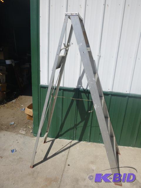 lot 183 image: 6 Aluminum Step Ladder Broken straps....