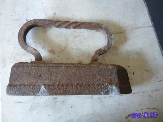 lot 19 image: Vintage Iron Gennt, Ill. - 16 lb....