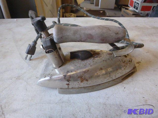 lot 20 image: Vintage Iron GE Electric - tested and works....