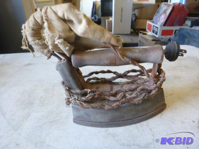 lot 21 image: Vintage Iron GE Electric - Type F13, tested a...