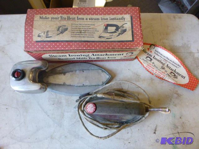 lot 22 image: Betty Crocker Vintage Electric Iron Model GM0...