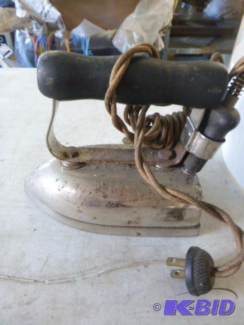 lot 23 image: Vintage Electric Iron Edgar & Co. - teste...
