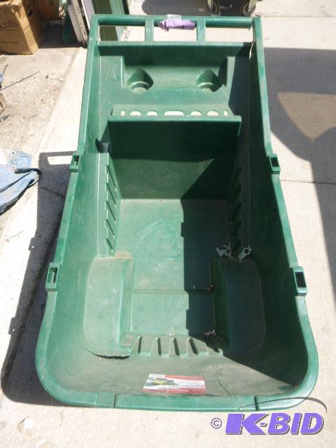 lot 54 image: Rubbermaid Roughneck Yard Cart 4.75 cubic fee...