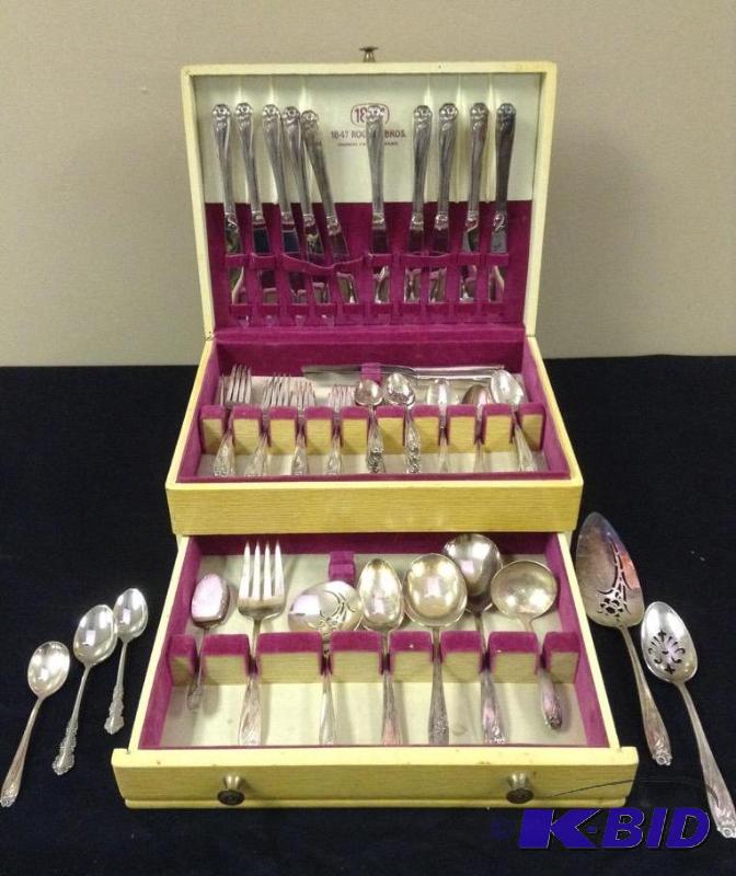 lot 11 image: 1847 Rogers Bros. Daffodil Flatware Set