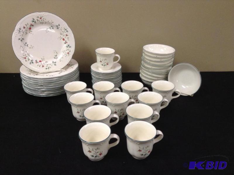 lot 136 image: Pfaltzgraff Winterberry Dinnerware Set