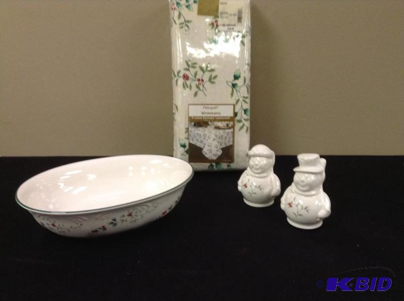 lot 144 image: Phaltzgraff Winterberry Serving Pieces & Tablecloth