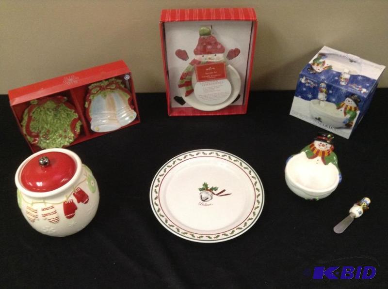 lot 152 image: Assortment of Christmas Serving Pieces