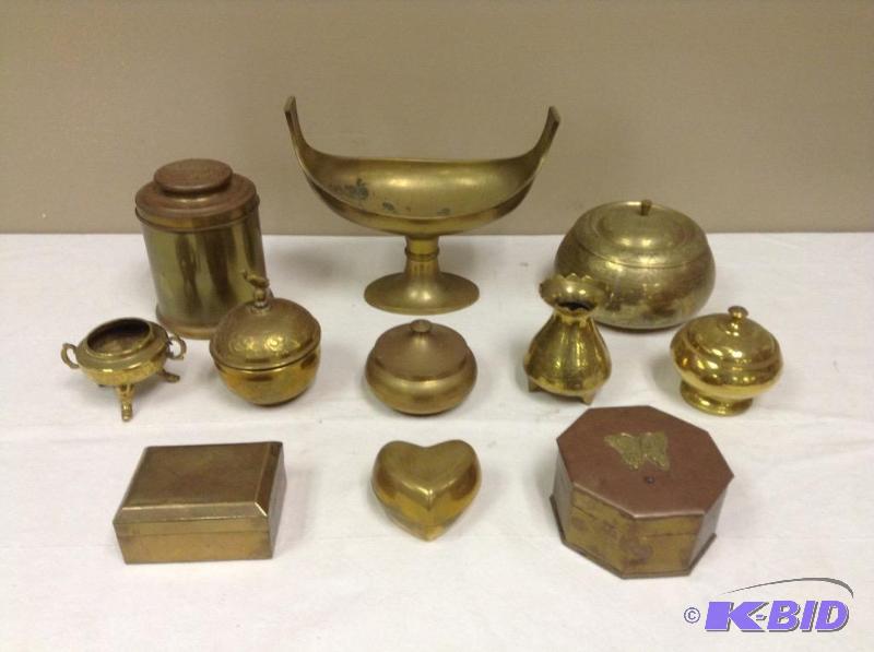 lot 68 image: Assortment of Brass Containers