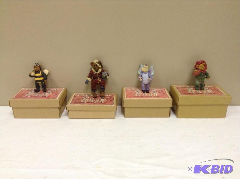 lot 82 image: 4 Boyds Shoe Box Bears