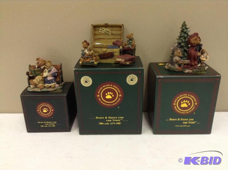lot 84 image: 3 Boyds Bears Figurines