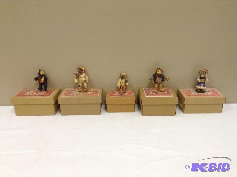 lot 88 image: Boyds Bears Shoe Box Bears Figurines