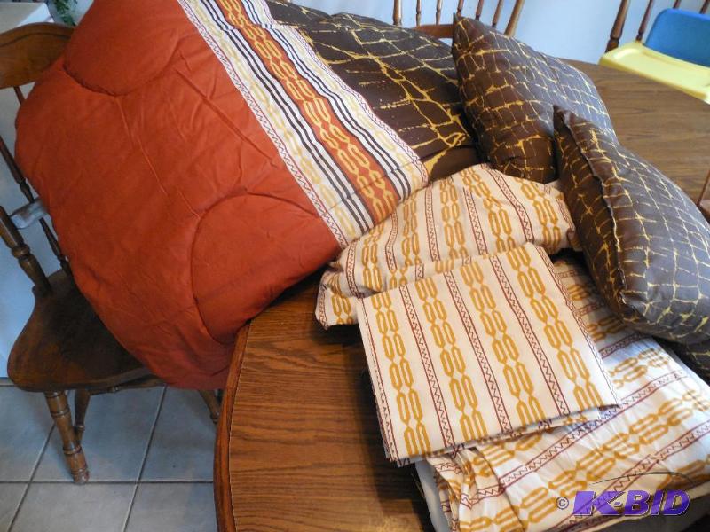 lot 35 image: 20 Piece King Bedding Set W Curtains