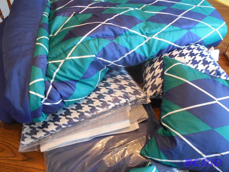 lot 36 image: 8 Piece Bedding Set - Full
