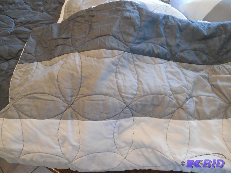 lot 37 image: 6 Piece Bedding Set ( king )