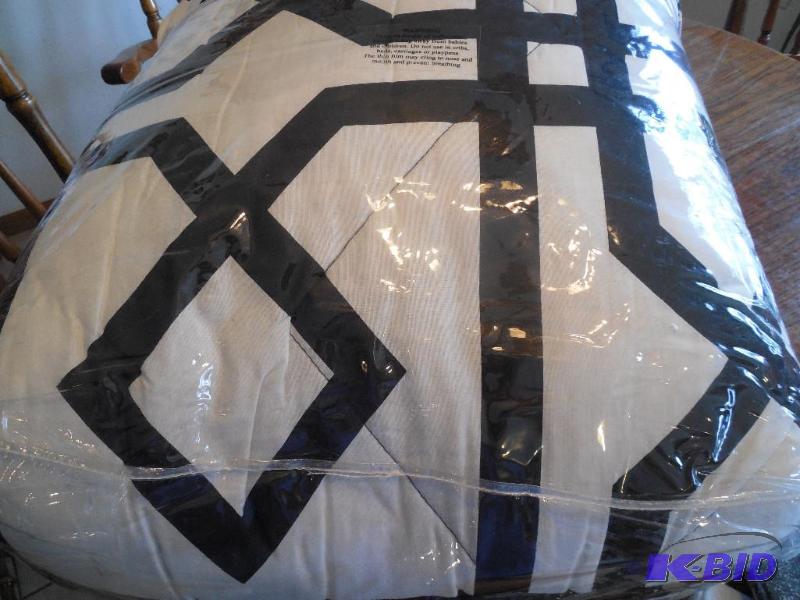 lot 39 image: 9 Piece Bedding set ( queen)