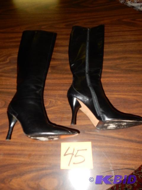 lot 45 image: Pair of 7 12 B BCBG Maxazria Boots