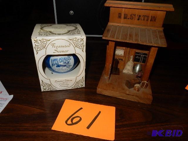 lot 61 image: Limited Edition LCCA Xmas Decoration, RR Station Model for Train setting