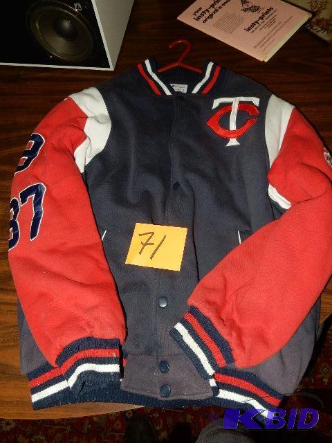 lot 71 image: XL TWINS Jacket.. Has al Little fading on bottom and a missing button, but still good otherwise. Might be able to repair this.. 1987, 1991..