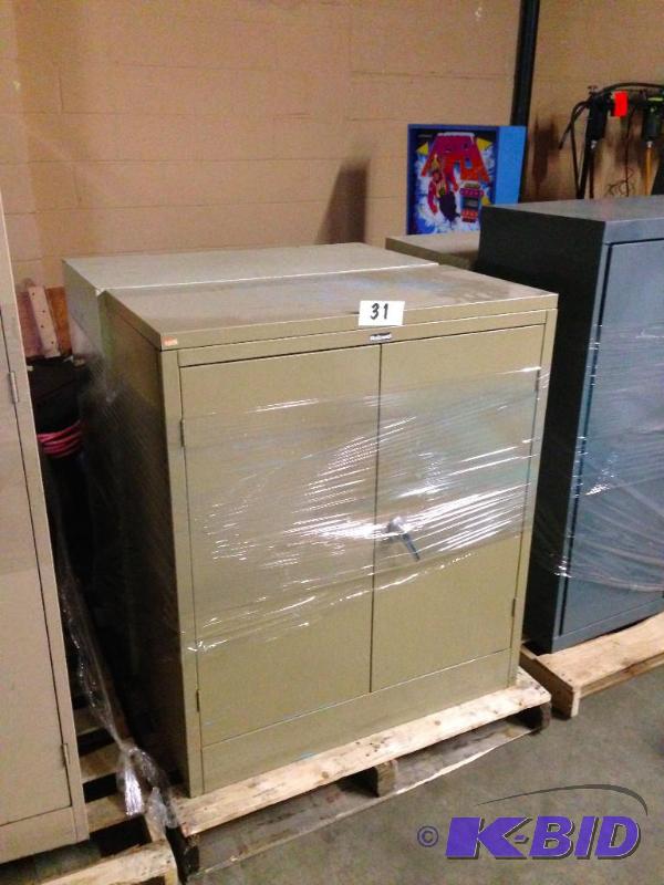 Lot of 2 metal cabinets....