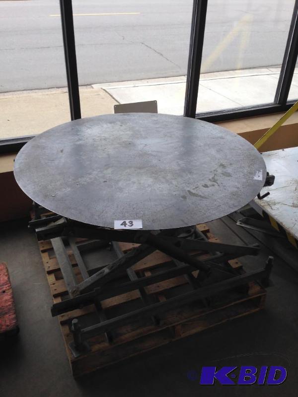 Spring loaded pallet wrapping table....