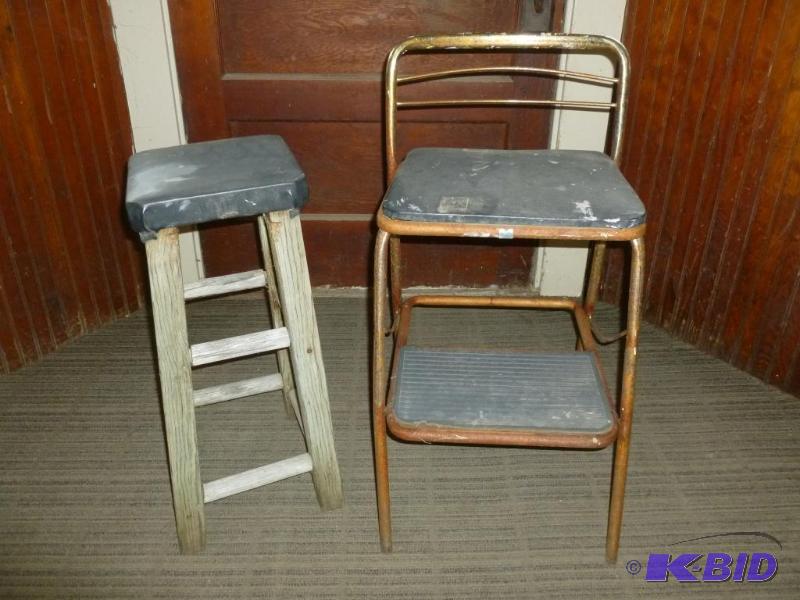 lot 109 image: Metal bodied stool and a wooden bodied bar st...