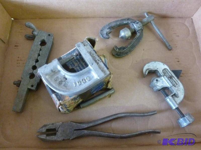 lot 115 image: Lot of good plumbing related tools. ...