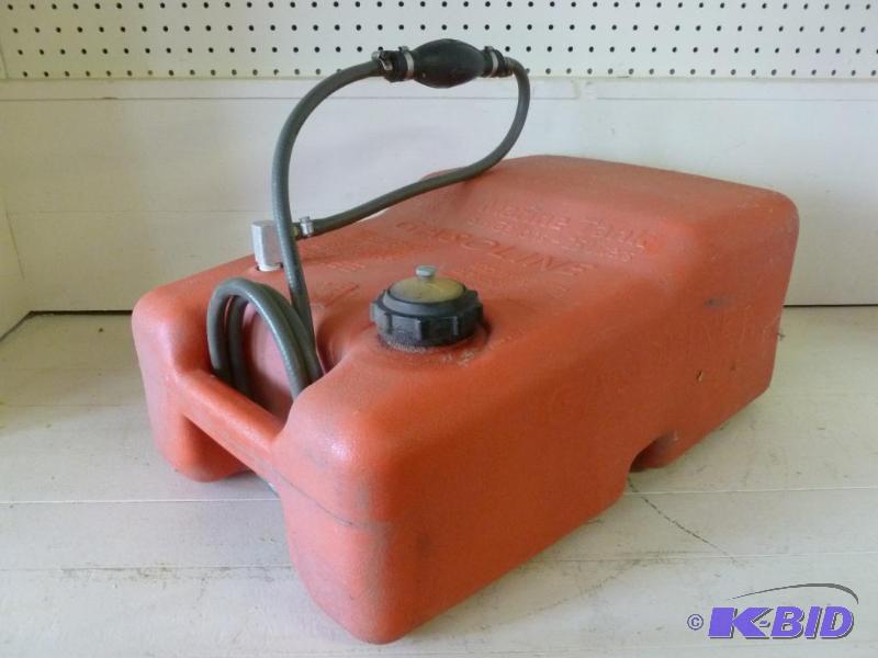 lot 118 image: Chilton 6.6 gallon plastic type marine gas ta...