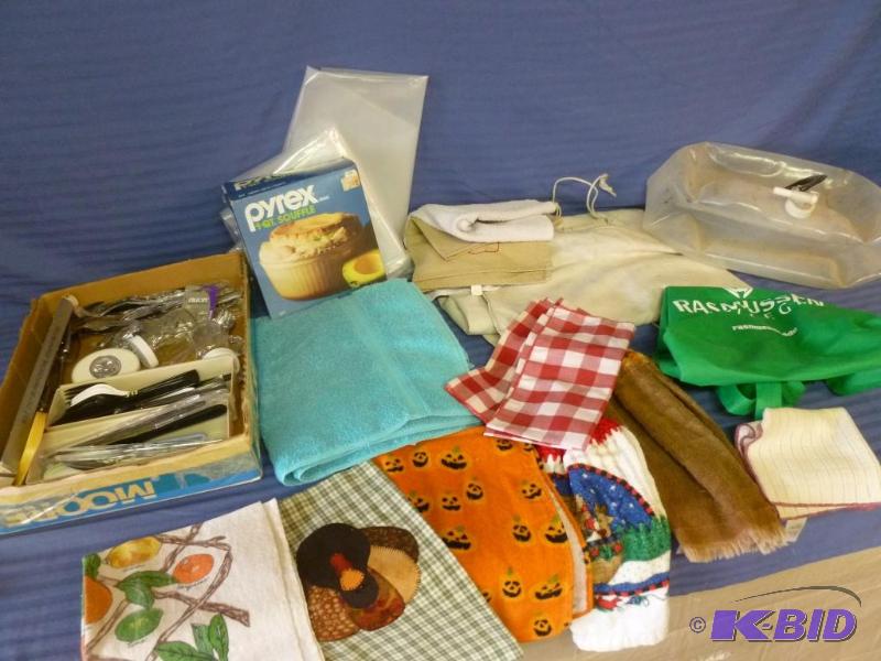lot 132 image: Large lot of kitchen items that include ...