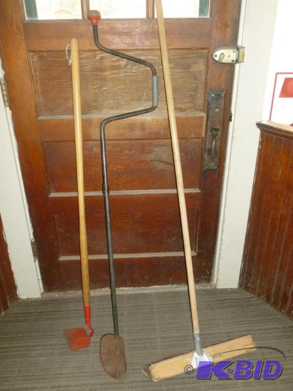 lot 153 image: This lot consists of a push broom, garden hoe...