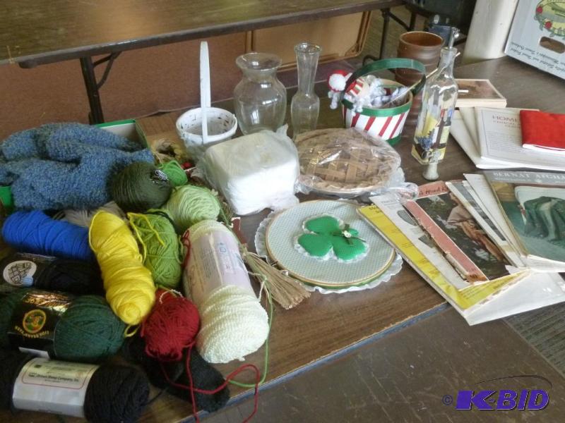 lot 186 image: Large lot of yarn, fabric scent pie and other...