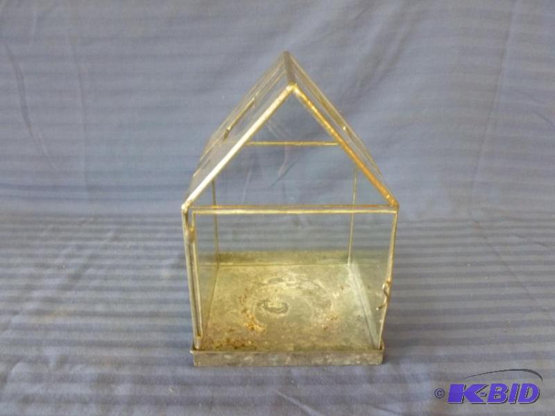 lot 23 image: Glass cage&nbsptype setup, measures 6" ...
