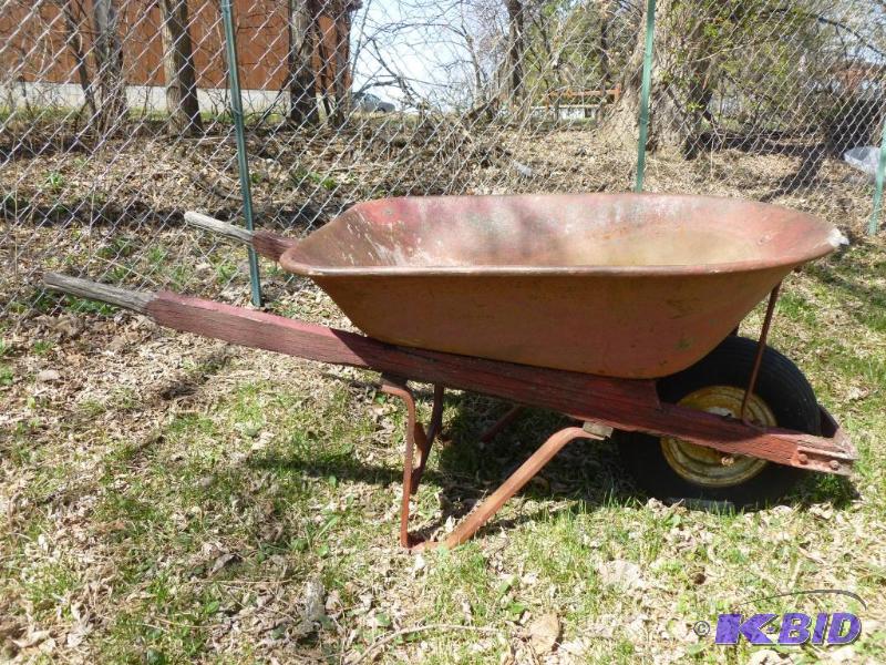 lot 4 image: Large heavy duty wheel barrow, tire holds air...