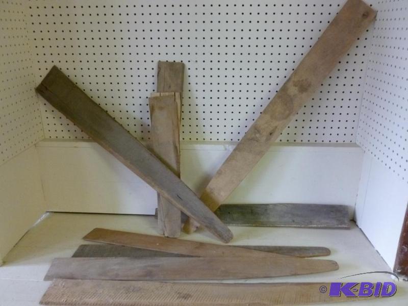 lot 40 image: Large lot of wooden fur stretching boards.&nb...
