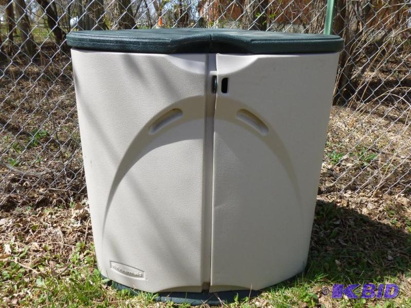 lot 6 image: Rubbermaid heavy gage plastic single tiered s...
