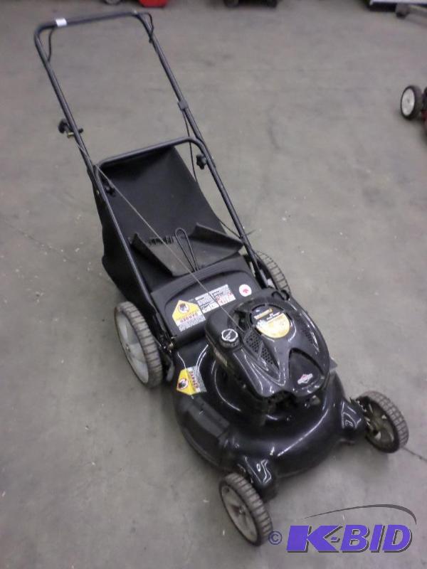 lot 31 image: Yard Machines 6.75HP 21" Mower With Bagg...