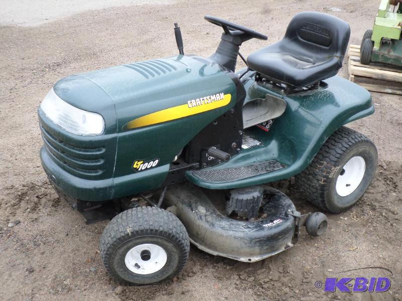 lot 4 image: Craftsman LT1000 Lawn Tractor, Briggs & S...